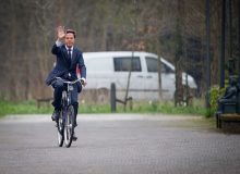 نخست وزیر هلند دوچرخه سوار می شود ، چون آنجا منطقه صعب العبور ندارد!