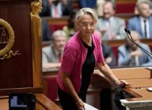 نخست‌وزیر فرانسه از رای عدم اعتماد جان سالم به در برد