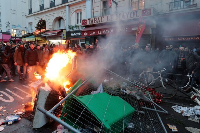 ادامه ناآرامی‌ها در پاریس/ معترضان اموال عمومی را تخریب کرده‌اند