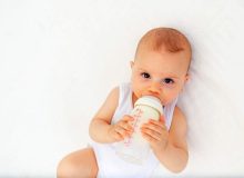 از چند ماهگی می‌توان غذاهای مشتق از شیر را به تغذیه نوزاد اضافه کرد؟