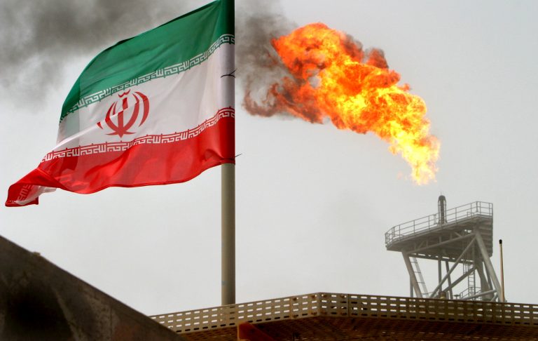 بلومبرگ: احتمالاً بایدن تحریم‌های نفتی ایران را اجرا نخواهد کرد