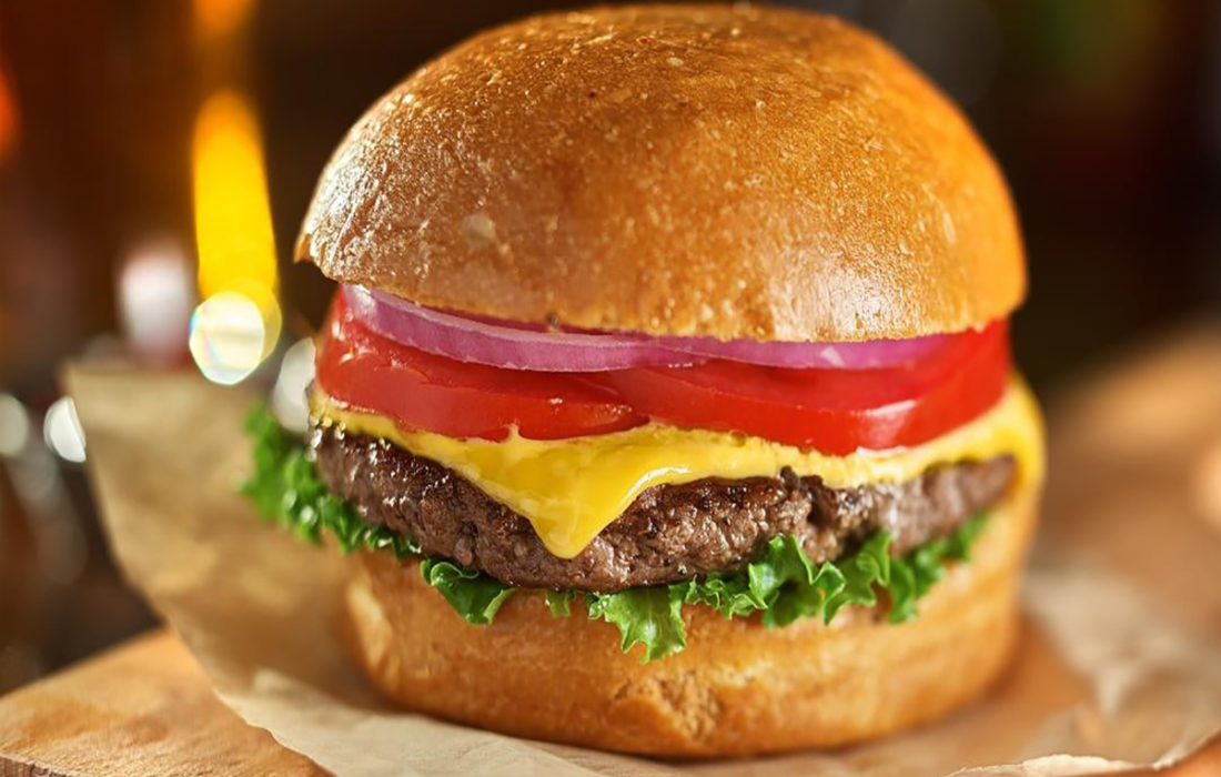 چگونه همبرگر به یک غذای اصلی آمریکایی تبدیل شد؟