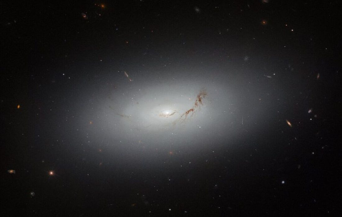 تصویر خیره‌کننده «هابل» از کهکشانی در اعماق فضا