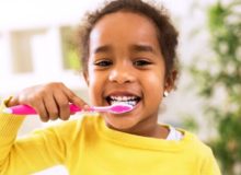 ۳ توصیه برای مراقبت از دندان‌های کودکان/ دندان شیری بی‌اهمیت نیست