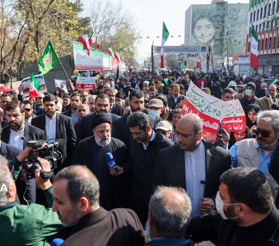 رئیس‌جمهور: مردم با انقلاب، عزت را به جای ذلت قرار دادند