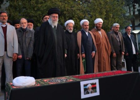 رهبر انقلاب بر پیکر مرحوم آیت الله امامی کاشانی نماز اقامه کردند